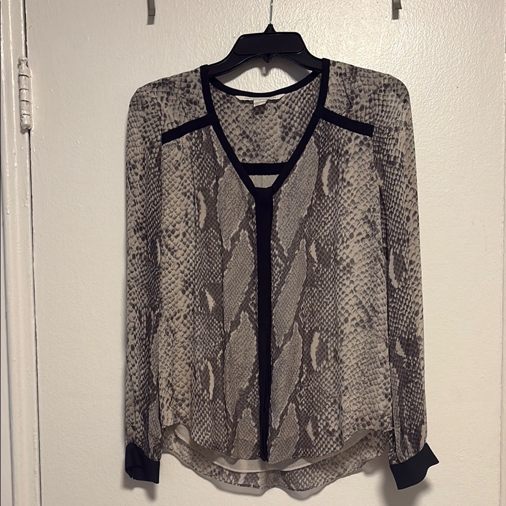 Diane Von Furstenberg Blouse in Elegant Black with Sophisticated Design